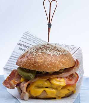 Cheeseburger mit Cheddar-Sauce, gerührtem Ricotta und knusprigem Bacon
