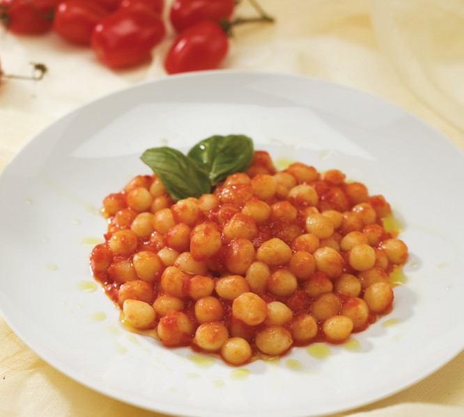 Chicche mit Tomatensoße und Basilikum
