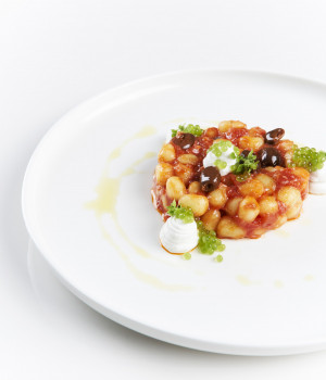 CHICCHE DI PATATE ALLA POMODORINA CON RICOTTA DI BUFALA E PERLE AL BASILICO