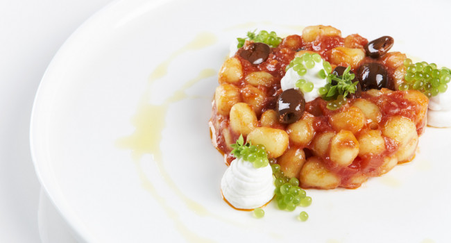 CHICCHE DI PATATE ALLA POMODORINA CON RICOTTA DI BUFALA E PERLE AL BASILICO