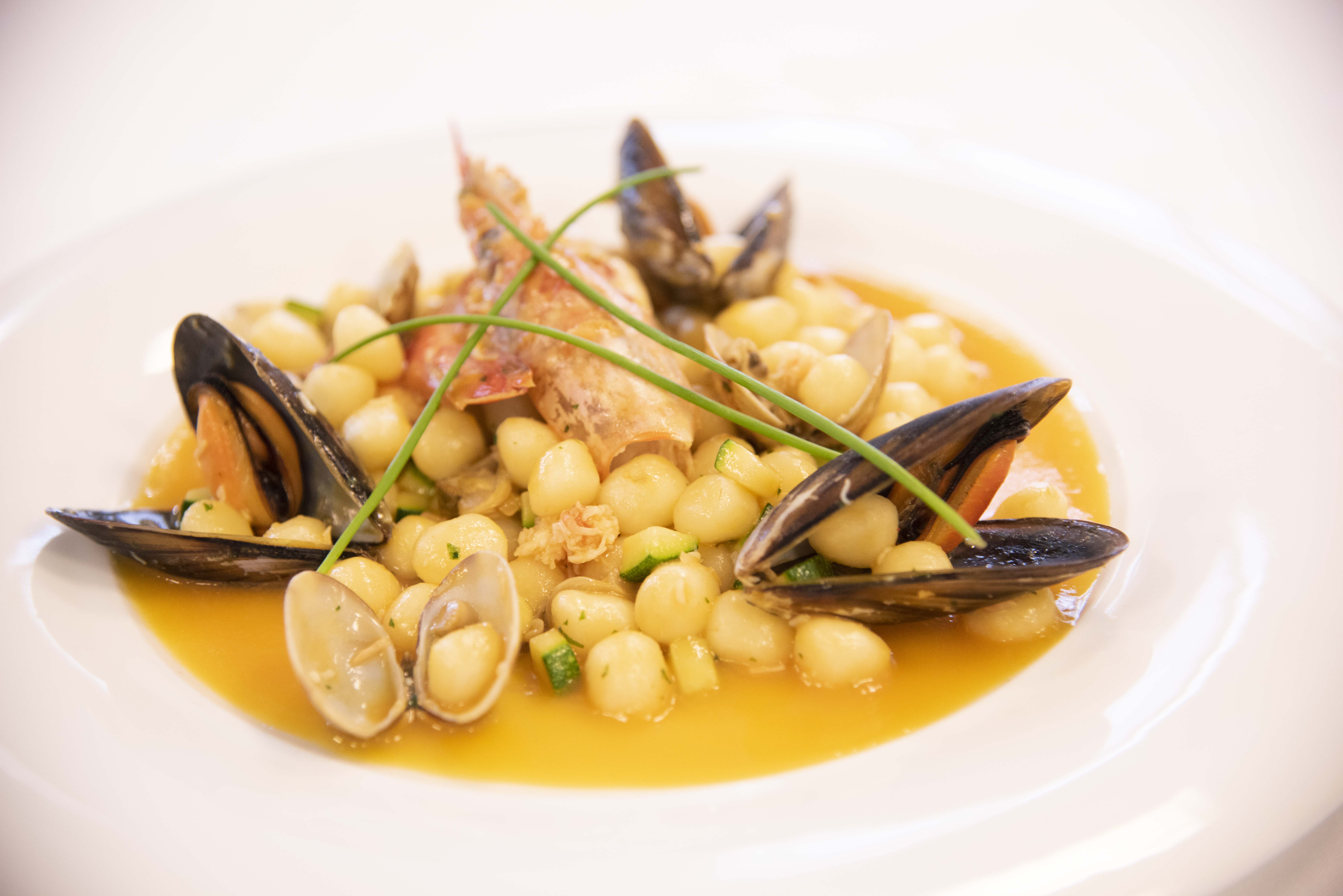 CHICCHE DI PATATE CON BISQUE E MOLLUSCHI SU LETTO DI SALSA DI DATTERINI GIALLI