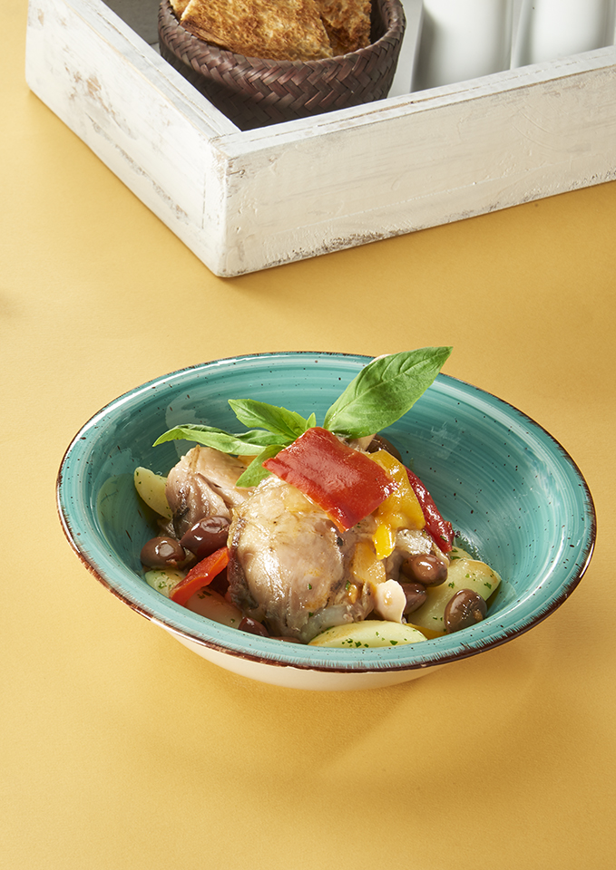 Chicken leg, with peperonata, spicy olives and potato