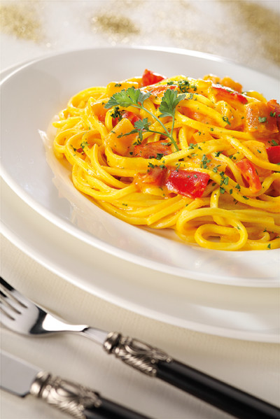 Chitarra spaghetti with pepper and saffron