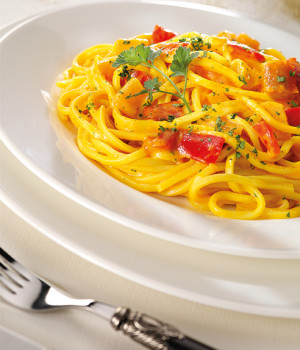 Chitarra spaghetti with pepper and saffron
