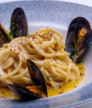 CHITARRINA CON ÈCACIOEPEPE E COZZE SU VELLUTATE DI PATATE