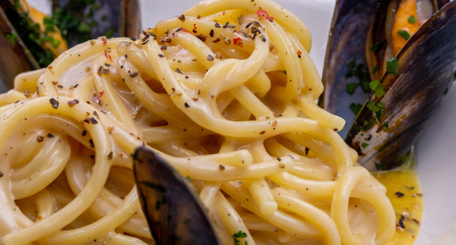 CHITARRINA CON ÈCACIOEPEPE E COZZE SU VELLUTATE DI PATATE