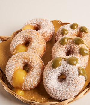 Ciambelline di pasta fritta con lemon curd e pistacchio