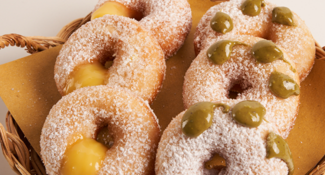 Ciambelline di pasta fritta con lemon curd e pistacchio