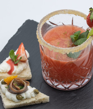 ROSSINI COCKTAIL WITH STRAWBERRIES AND GINGER