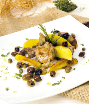 CONIGLIO ARROSTO CON OLIVE TAGGIASCHE DENOCCIOLATE, CAPPERI E PATATE