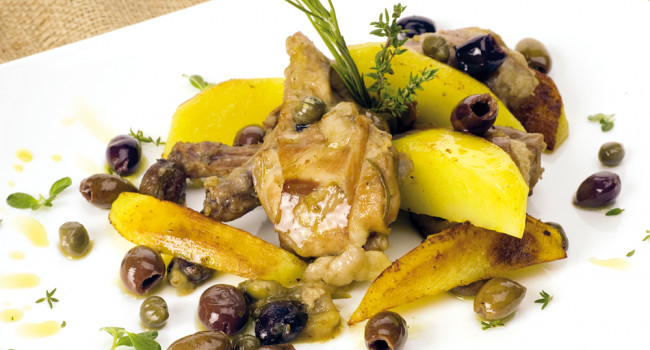 Gebratenes Kaninchen mit entkernten Taggiasca-Oliven, Kapern und Kartoffeln