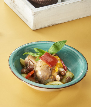Chicken leg, with peperonata, spicy olives and potato