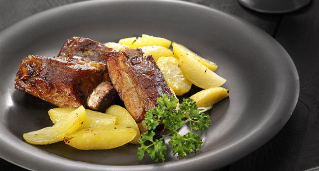 BBQ pork ribs with roasted potatoes