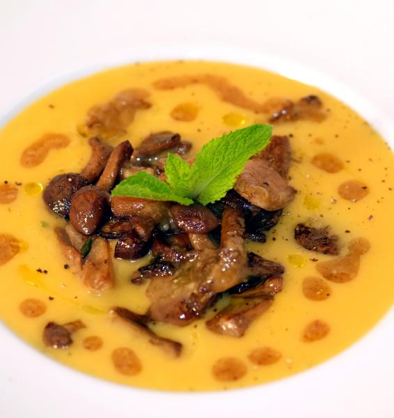 CREMA DI ZUCCA AL COCCO CON NOCI E FUNGHI