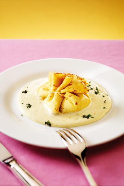 CRÊPES CON ASPARAGI, FONTINA E CRUDO