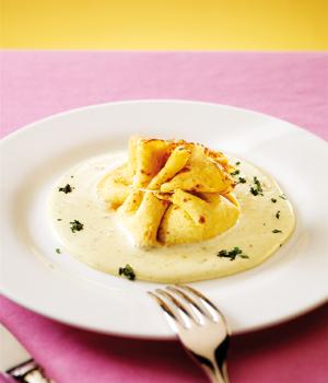 CRÊPES CON ASPARAGI, FONTINA E CRUDO