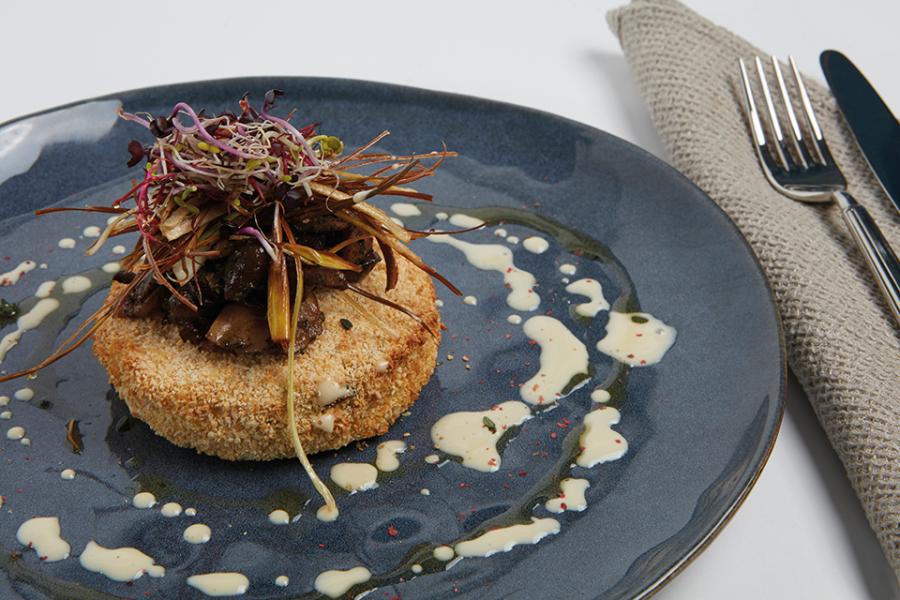 CROCCANTE DI RISO CON FUNGHI TARTUFATI E PORRO FRITTO