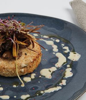 CROCCANTE DI RISO CON FUNGHI TARTUFATI E PORRO FRITTO