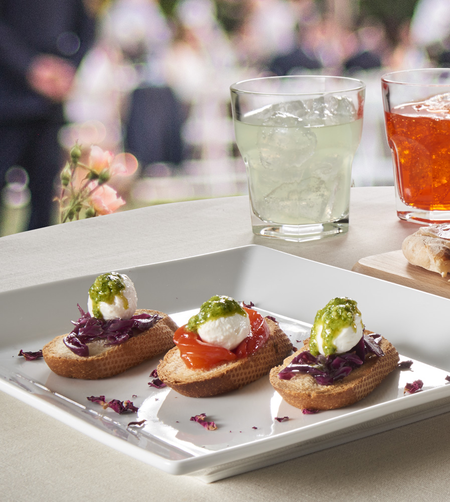 CROSTINI CON MOZZARELLINE E PESTO ALLA GENOVESE