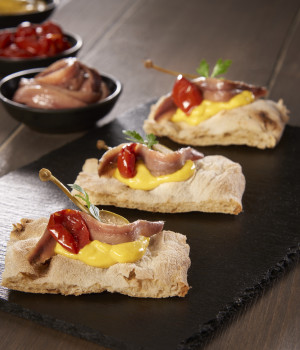 CROSTINI WITH MANGO SAUCE AND ANCHOVIES
