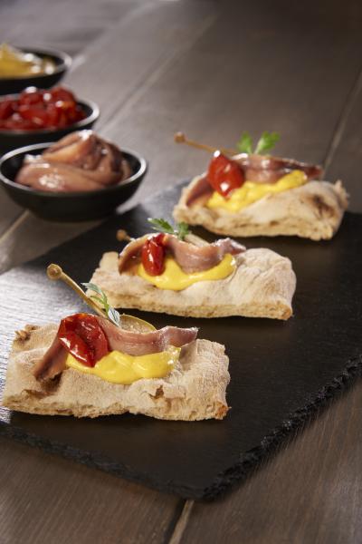 CROSTINIS AVEC SAUCE À LA MANGUE ET ANCHOIS