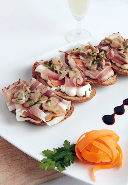 BROT-CROSTONI MIT SPECK UND CHAMPIGNONS