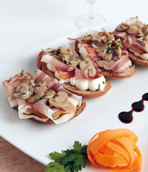 Bruschetta with speck and button mushrooms