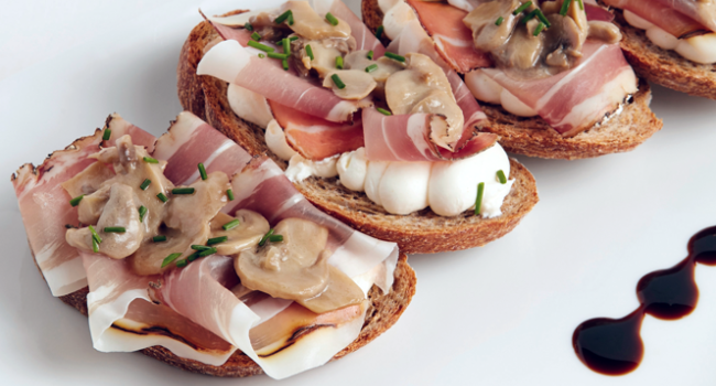 BROT-CROSTONI MIT SPECK UND CHAMPIGNONS