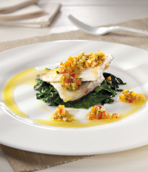 DARNA DI BRANZINO SU SPINACETTI CROCCANTI E DADOLATA DI VERDURE AL TIMO