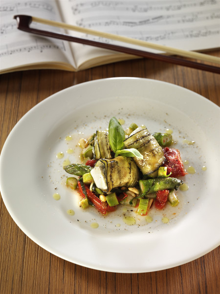 DENTICE IN MANTELLO DI MELANZANE CON ASPARAGI, PINOLI E POMODORI CONFIT