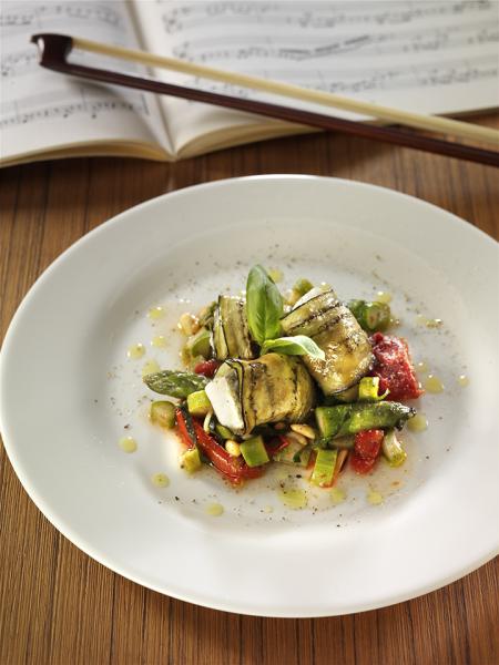 DENTICE IN MANTELLO DI MELANZANE CON ASPARAGI, PINOLI E POMODORI CONFIT