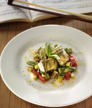 DENTICE IN MANTELLO DI MELANZANE CON ASPARAGI, PINOLI E POMODORI CONFIT