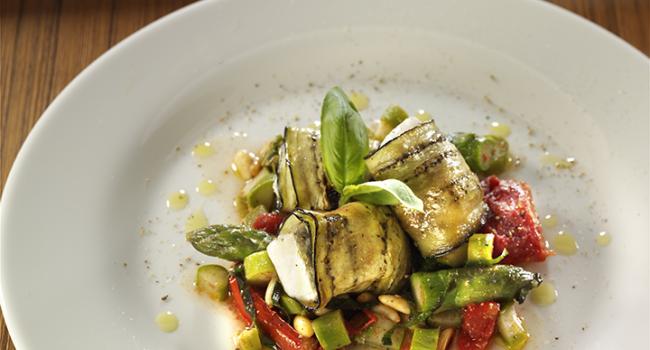 DENTICE IN MANTELLO DI MELANZANE CON ASPARAGI, PINOLI E POMODORI CONFIT