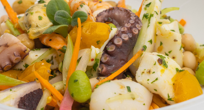 MEERESFRÜCHTESALAT MIT FRISCHEM GEMÜSE, HÜLSENFRÜCHTEN UND HALBGETROCKENETEN GELBEN DATTELTOMATEN