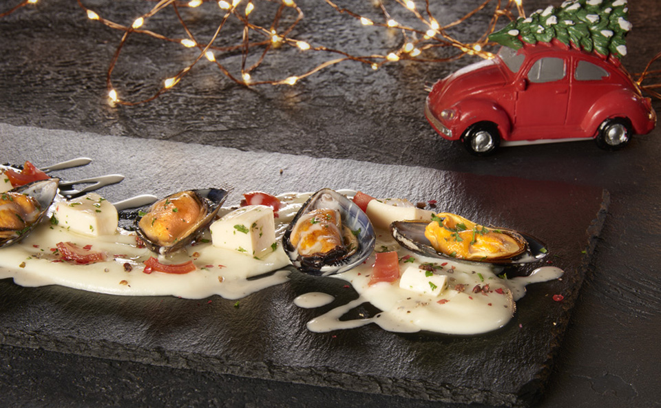 FANTASIA DI SEPPIE E COZZE SU VELLUTATA DI PATATE CON CACIO E PEPE