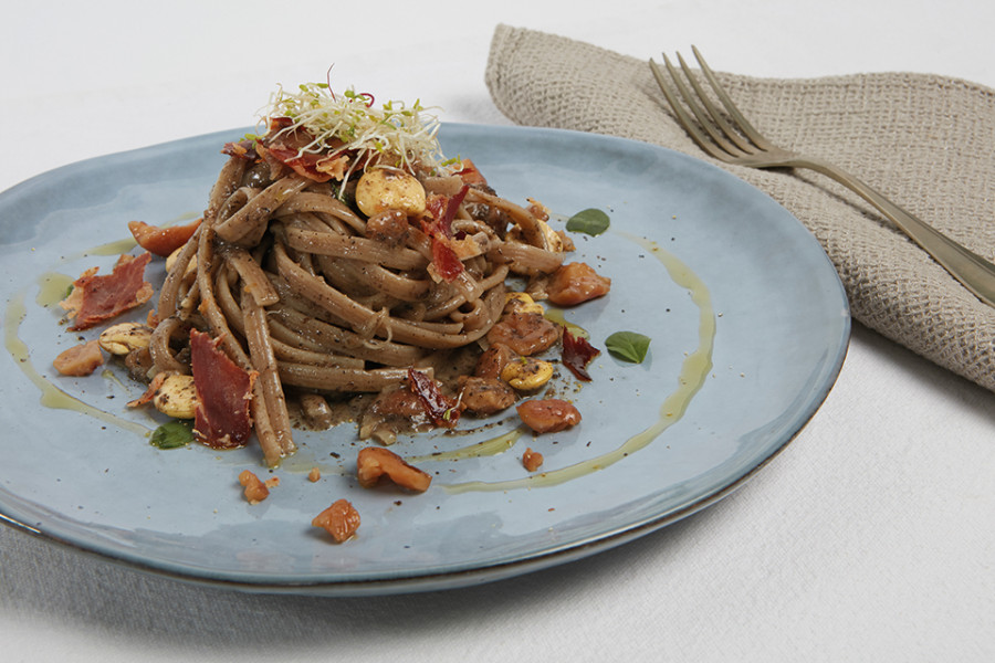 FETTUCCINE AL CACAO CON TARTUFO, LUPINI E CASTAGNE ALL'ACACIA