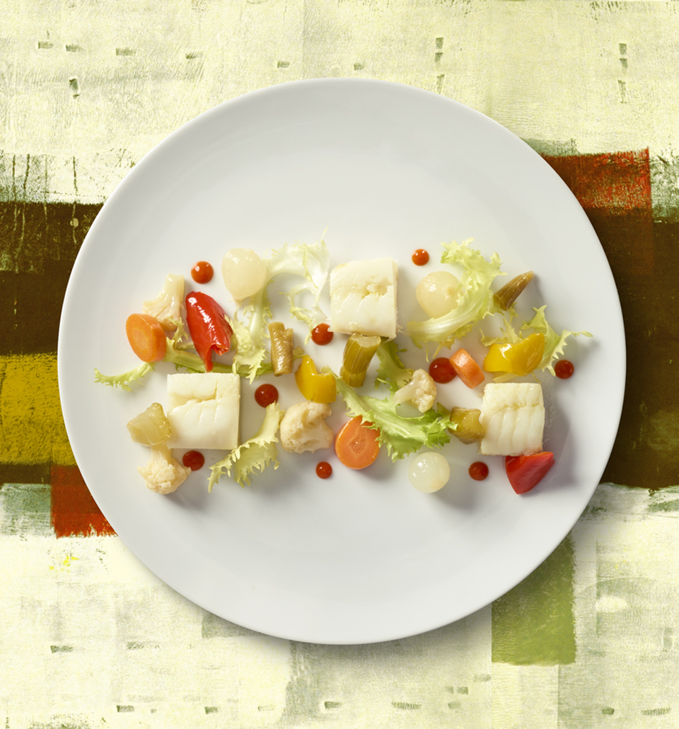 FILETTO DI BACCALÀ IN OLIOCOTTURA CON GIARDINIERA ALL'EMILIANA, POMODORINA PICCANTE E INSALATA RICCIA