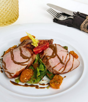 Pork fillet with datterini tomatoes and pistachio