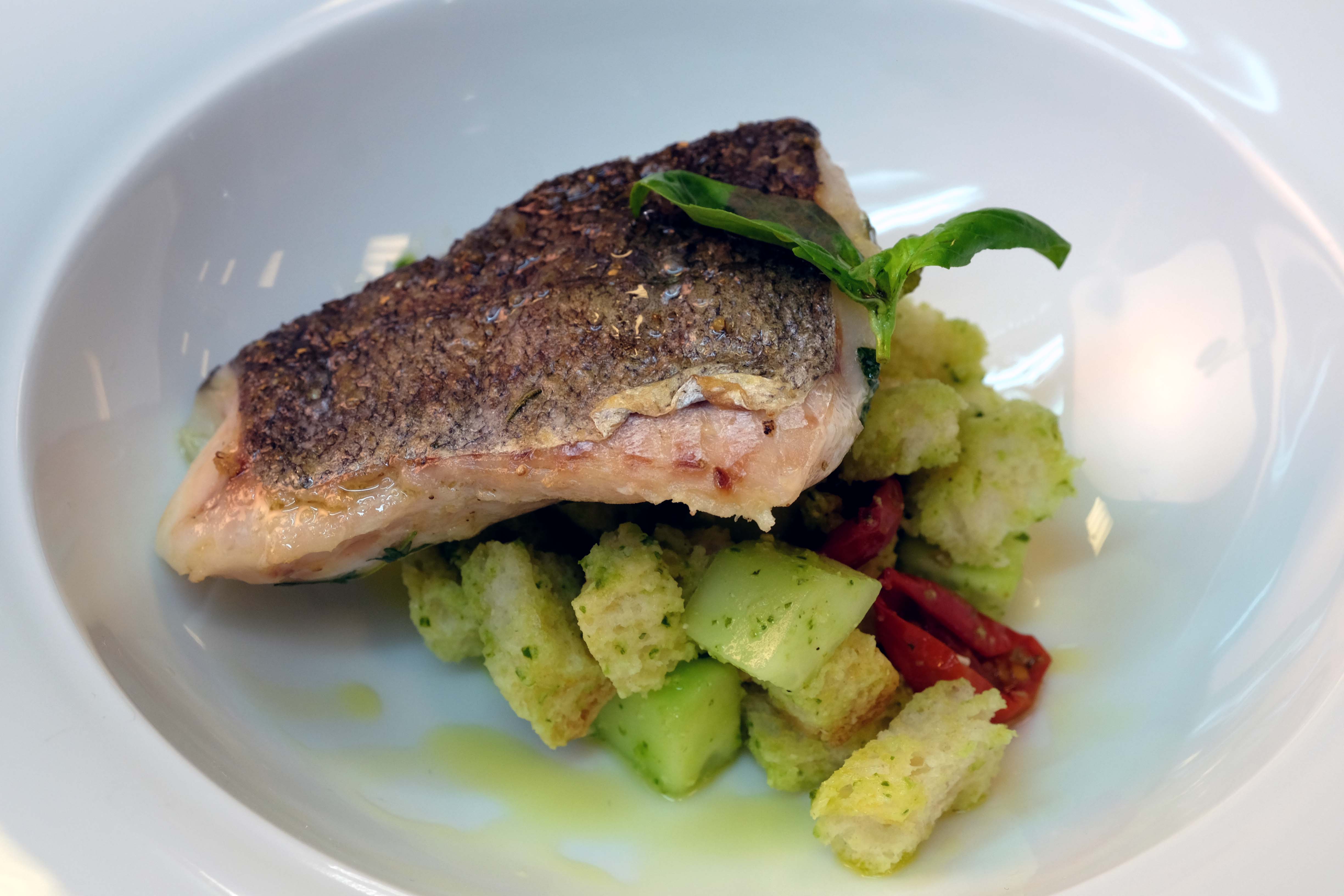 FILETTO DI MERLUZZO SU LETTO DI PANZANELLA