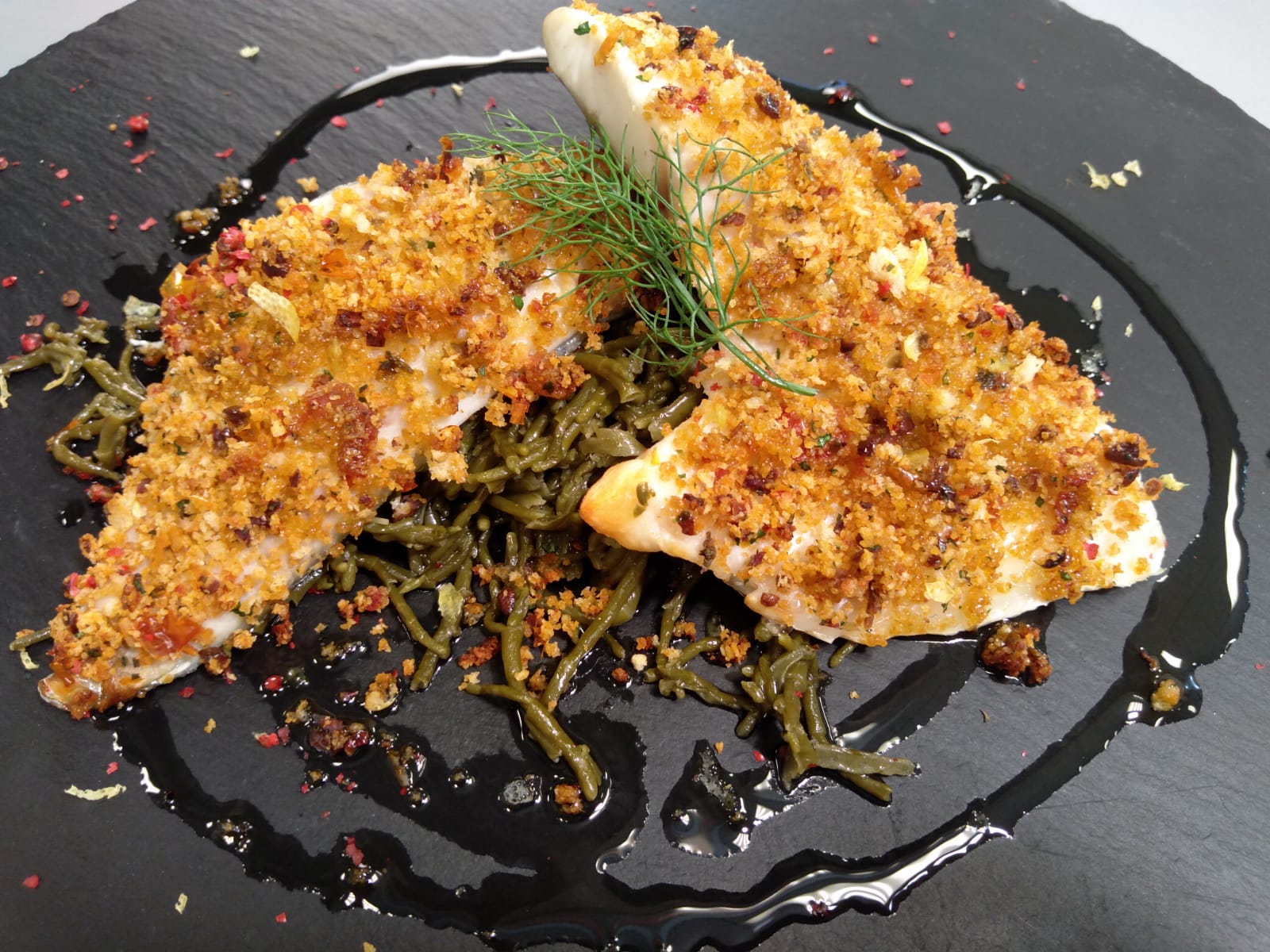 FILETTO DI ORATA GRATINATO SU LETTO DI SALICORNIA E PEPE ROSA