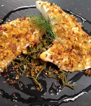 FILETTO DI ORATA GRATINATO SU LETTO DI SALICORNIA E PEPE ROSA