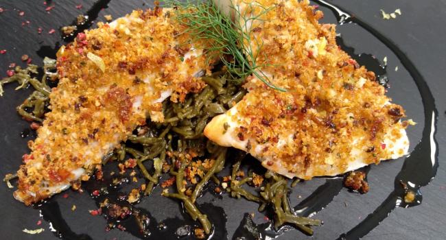 FILETTO DI ORATA GRATINATO SU LETTO DI SALICORNIA E PEPE ROSA