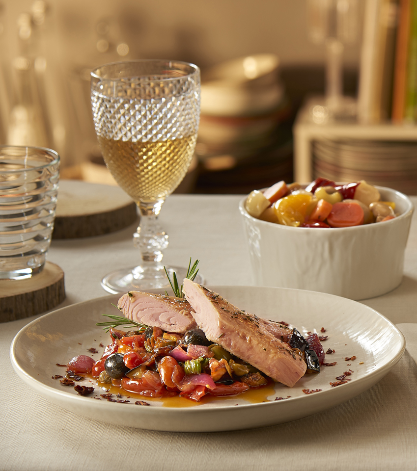 FILETTONE DI TONNO AL ROSMARINO CON CAPONATA DI VERDURE E CRUMBLE DI PEPERONE CRUSCO