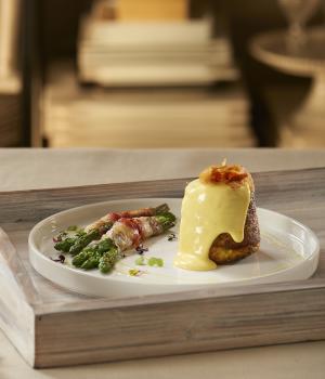 FLAN AGLI ASPARAGI CON GRANCREMA ALLA CARBONARA E GUANCIALE CROCCANTE