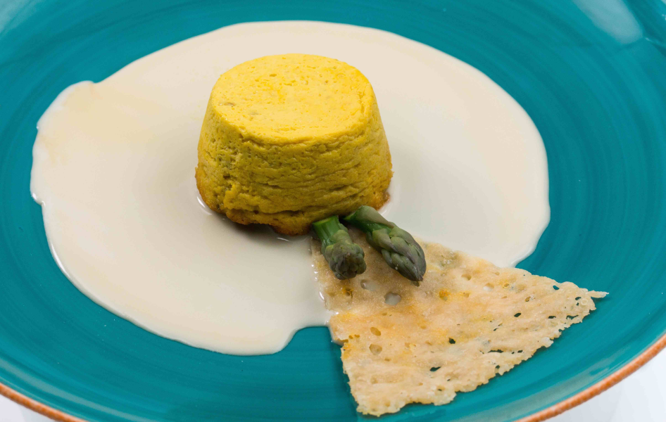 SPARGELFLAN MIT GESCHMOLZENEM GORGONZOLA