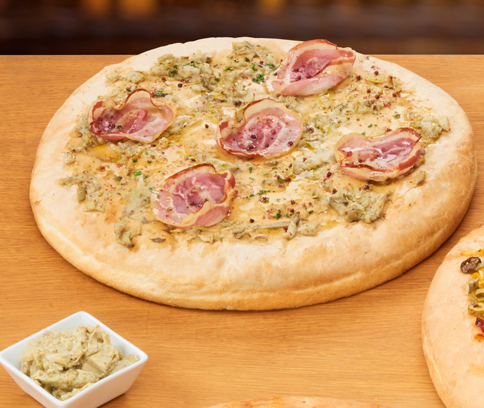 FOCACCIA CON CARCIOFI, PANCETTA E PEPE ROSA