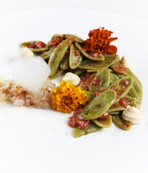 FOGLIE D’ULIVO  ALLA POMODORINA,  TARTARE DI GAMBERI  E BURRO DI CROSTACEI