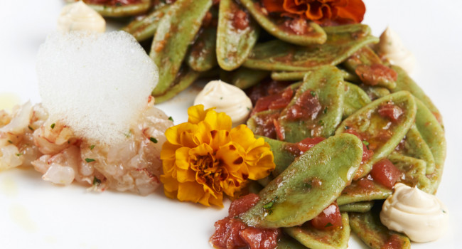 FOGLIE D’ULIVO  ALLA POMODORINA,  TARTARE DI GAMBERI  E BURRO DI CROSTACEI