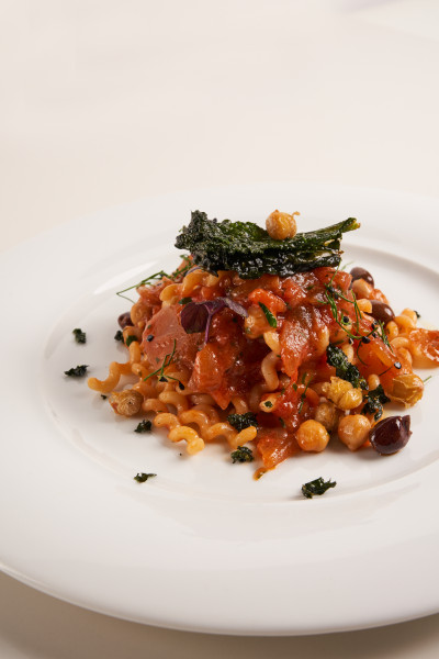 FUSILLO BUCATO CON FRIGGIONE ALLA BOLOGNESE, OLIVE LECCINO E CECI