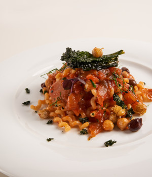 FUSILLO BUCATO CON FRIGGIONE ALLA BOLOGNESE, OLIVE LECCINO E CECI